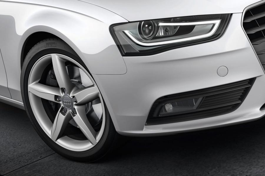 Детали экстерьера Audi A4 2.0 TDI Quattro Avant (B8, 8K) 2012 года  (фото 3 из 19)